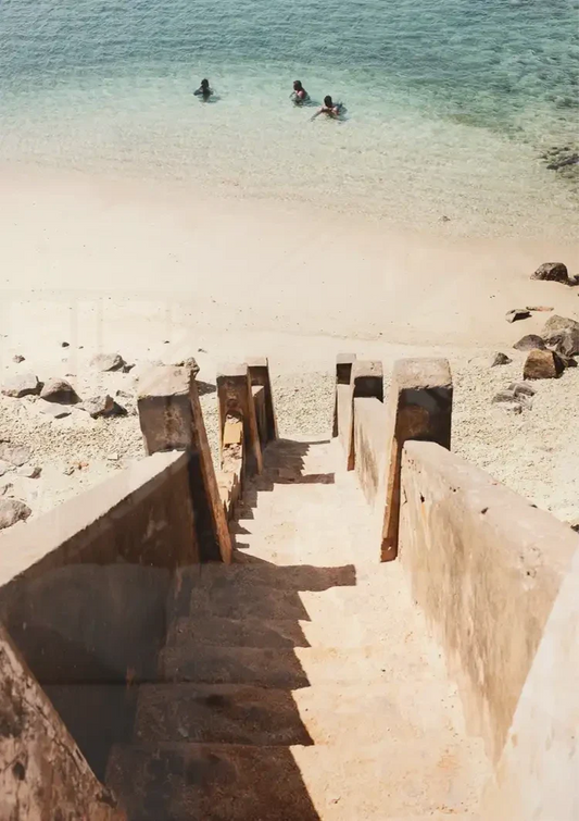 Stenen Trap Naar Turquoise Zee Zandstrand Kust Canvas Schilderij