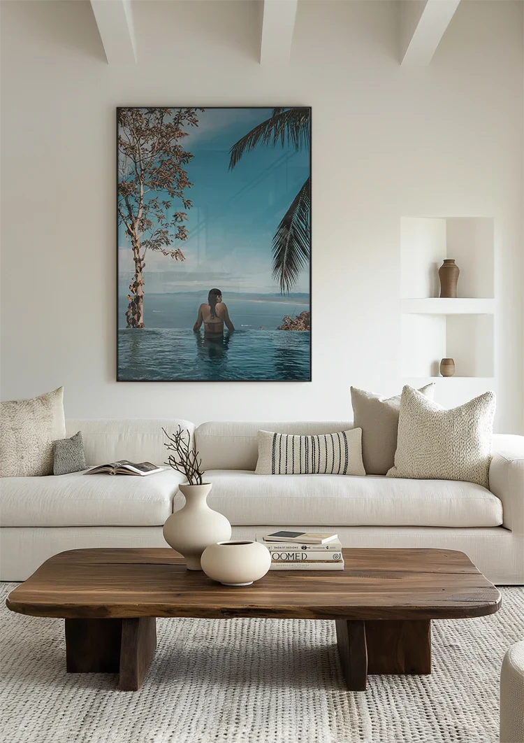 Vrouw in Overloopzwembad met Palmbomen en Tropische Zeehorizon Schilderij