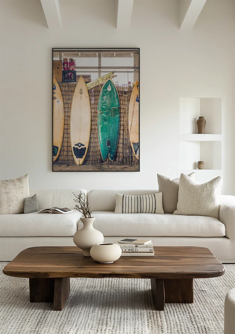 Kleurrijke Surfplanken Tegen Muur Zomerse Strandsfeer Schilderij
