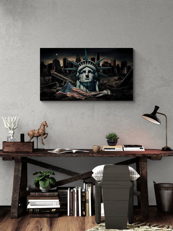 Gevallen Vrijheidsbeeld met skyline van de stad op de achtergrond - Canvas wandkunst