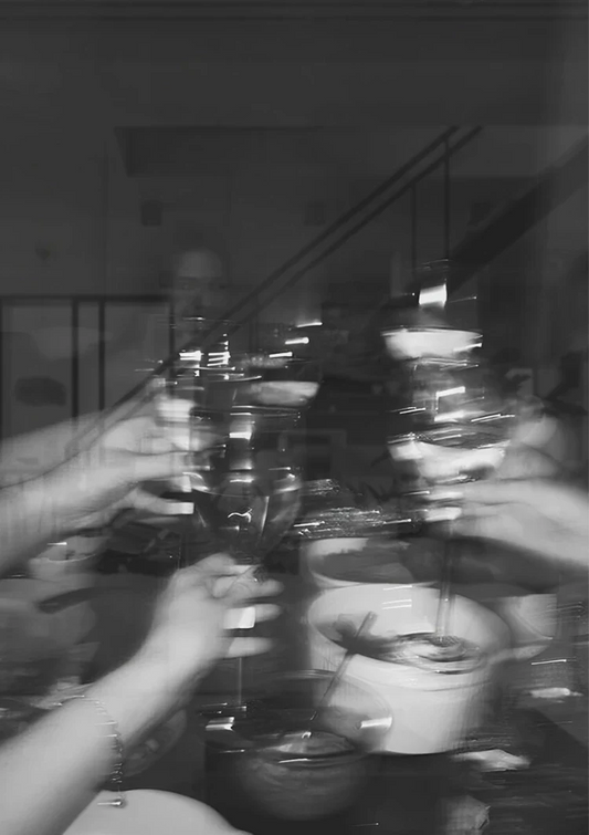 Obraz na płótnie z wznoszącymi toast dłońmi z kieliszkami wina na ścianie nad łóżkiem w sypialni