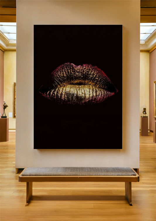 Gouden lippen op zwart canvas schilderij opgehangen in de hal