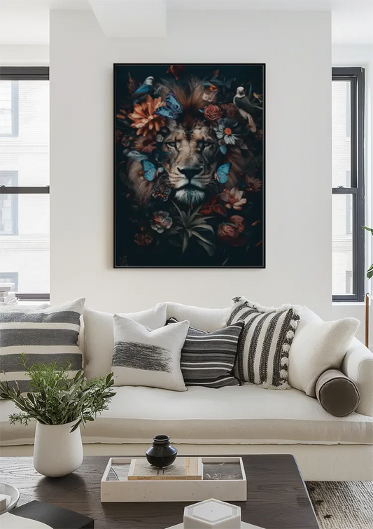 Leeuw met bloemen en vogels canvas schilderij aan de muur boven het bed in de slaapkamer
