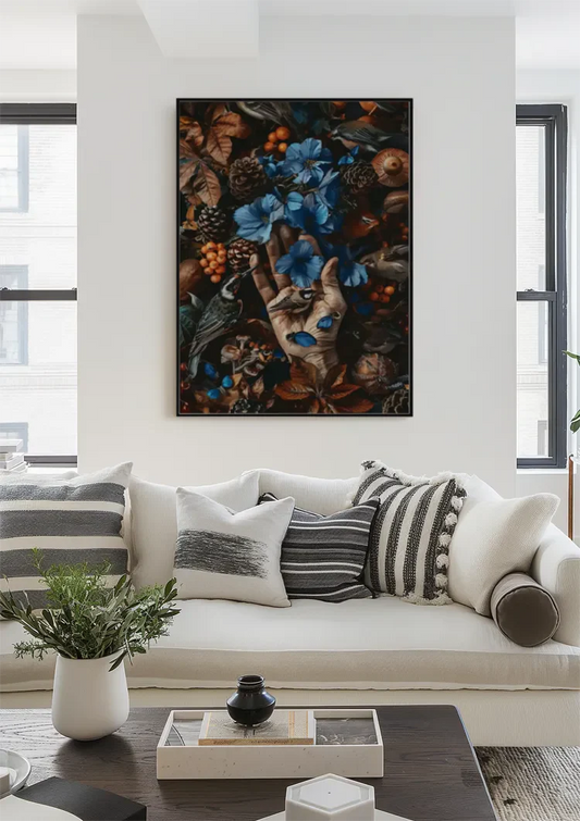Hand met bloemen en fauna canvas schilderij aan de muur boven het bed in de slaapkamer