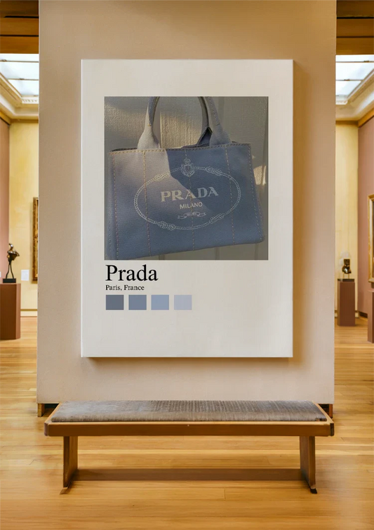 Tote bag canvas schilderij hangt aan de wand in de hal