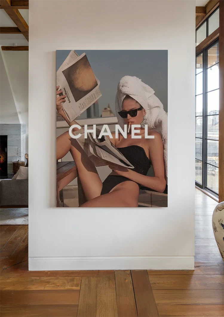 Chanel Vrouw Zonnebril Handdoek Krant Luxe Mode Portret Schilderij