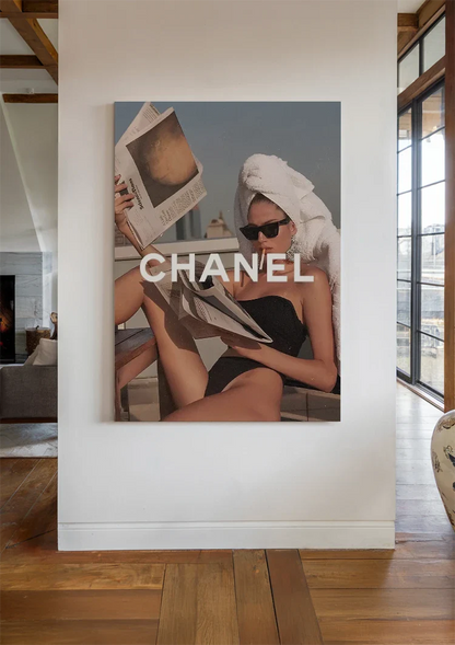Chanel Vrouw Zonnebril Handdoek Krant Luxe Mode Portret Schilderij
