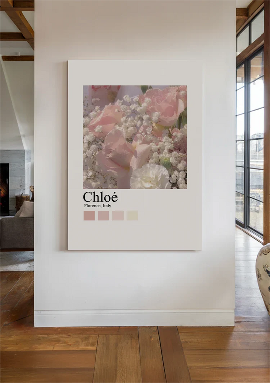 Rozen bloemstuk canvas schilderij hangt aan de wand in de hal
