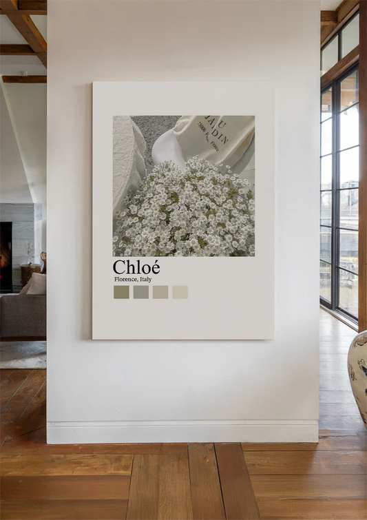 Witte bloemenmand canvas schilderij hangt aan de wand in de hal