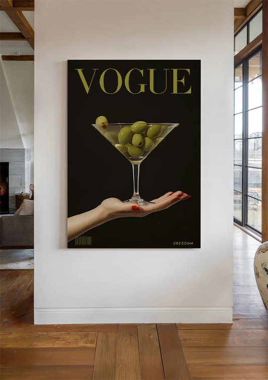Cocktailglas met groene olijven canvas schilderij aan de muur in de hal