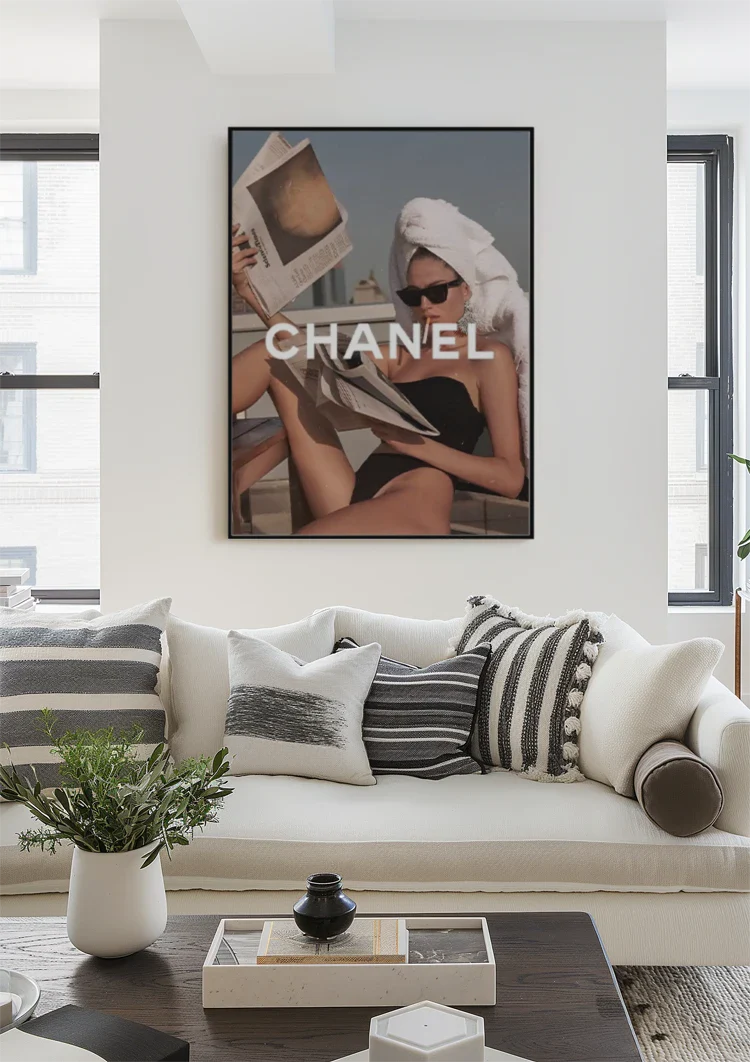 Chanel Vrouw Zonnebril Handdoek Krant Luxe Mode Portret Schilderij
