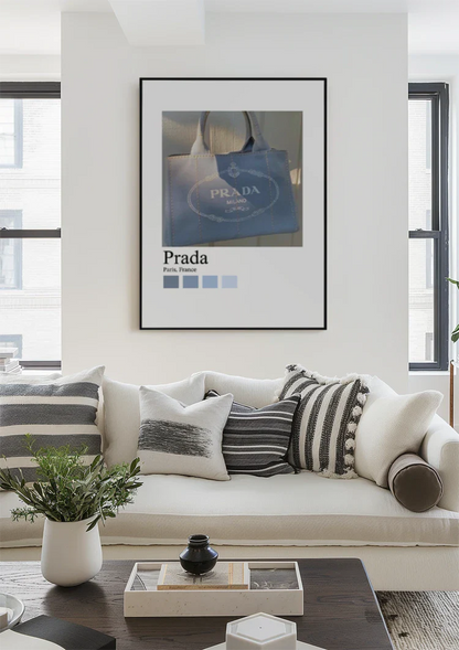 Prada Paris Hellblaue Tragetasche Mode-Accessoire Minimalistische Fotografie Gemälde