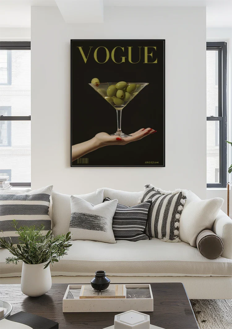 Vogue Cover Vrouwenhand Martini Glas Groene Olijven Zwart Goud Kunst Schilderij