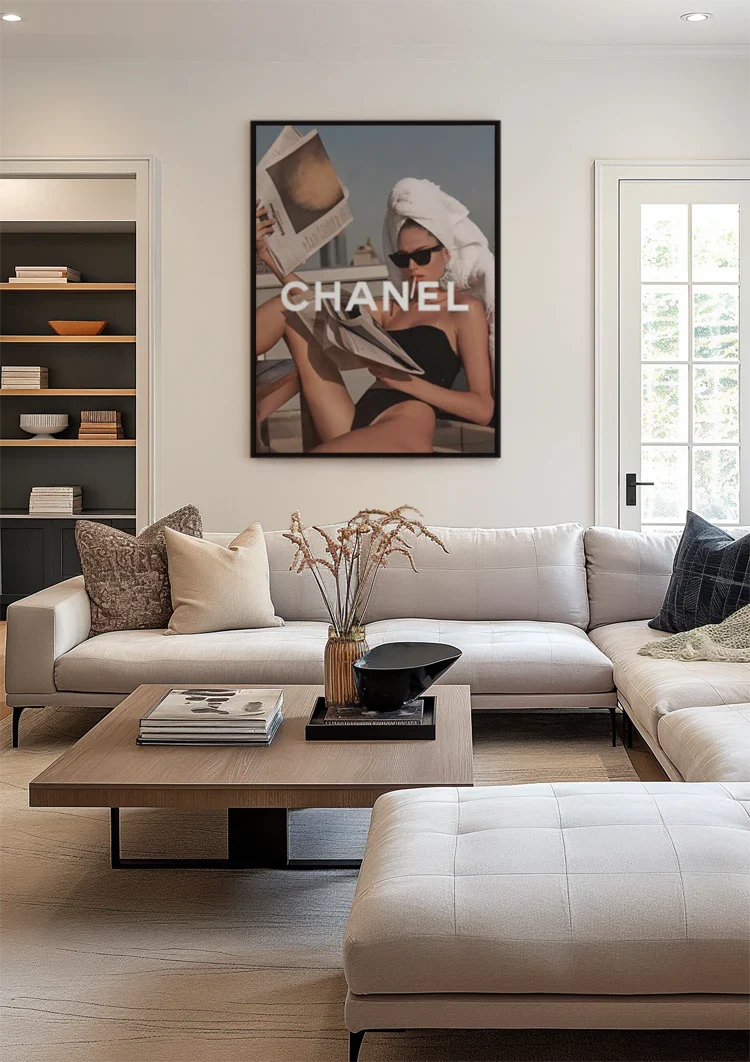 Chanel Vrouw Zonnebril Handdoek Krant Luxe Mode Portret Schilderij