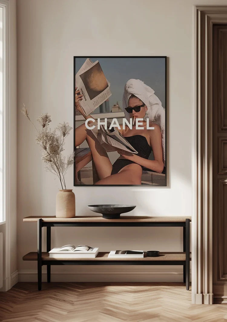 Chanel Vrouw Zonnebril Handdoek Krant Luxe Mode Portret Schilderij