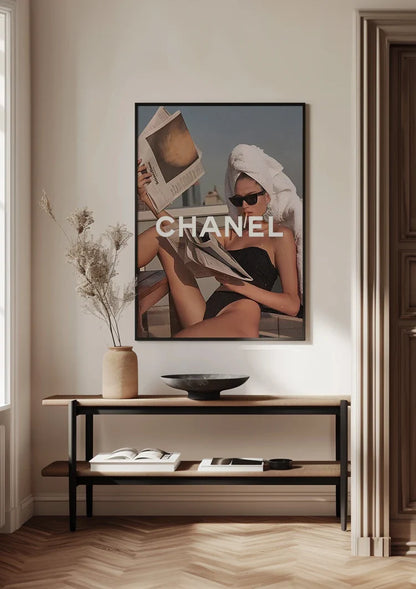 Chanel Vrouw Zonnebril Handdoek Krant Luxe Mode Portret Schilderij