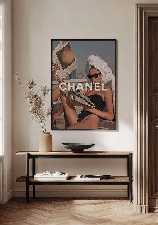 Chanel Vrouw Zonnebril Handdoek Krant Luxe Mode Portret Schilderij