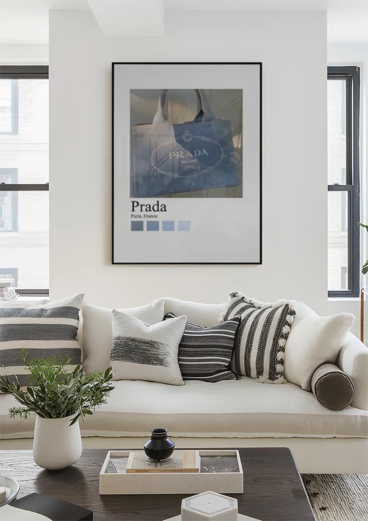Prada Paris Hellblaue Tragetasche Mode-Accessoire Minimalistische Fotografie Gemälde