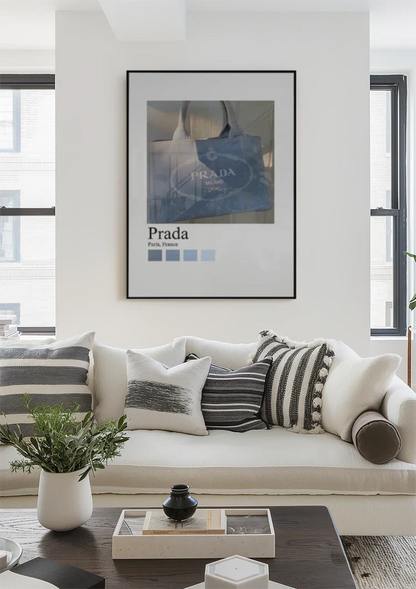 Prada Paris Hellblaue Tragetasche Mode-Accessoire Minimalistische Fotografie Gemälde