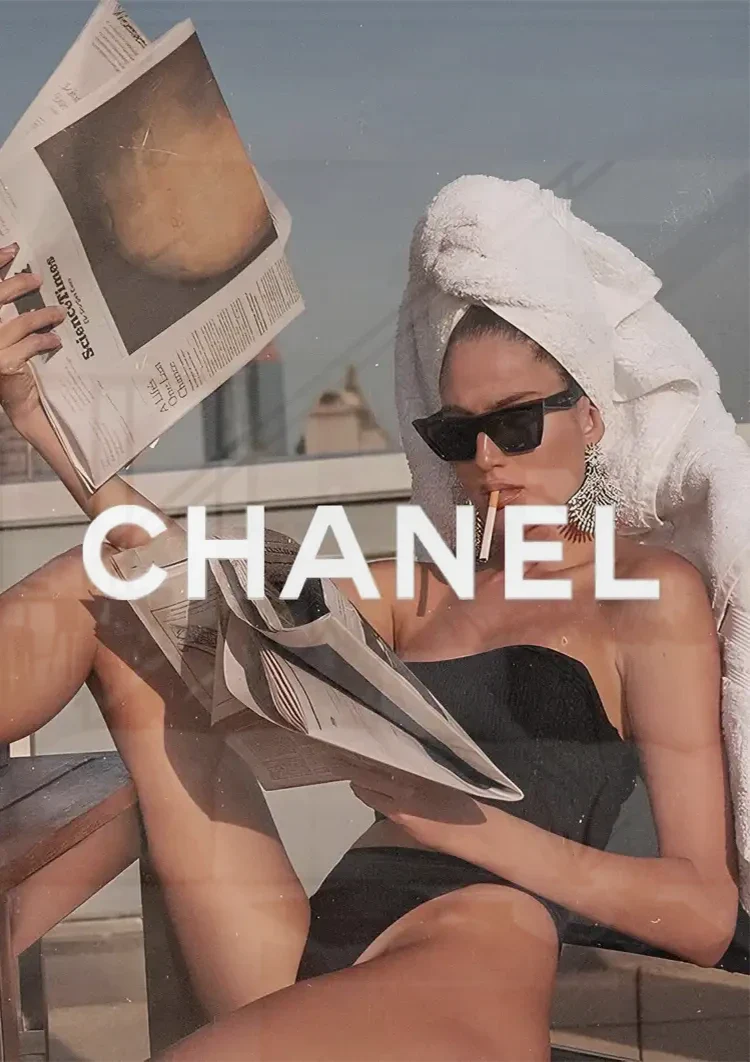 Chanel Vrouw Zonnebril Handdoek Krant Luxe Mode Portret Schilderij