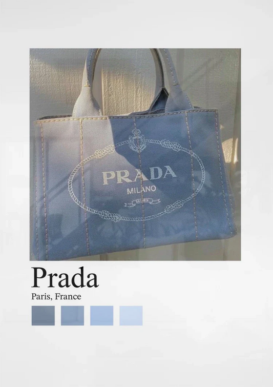Tote bag canvas schilderij hangt boven het bed in de slaapkamer