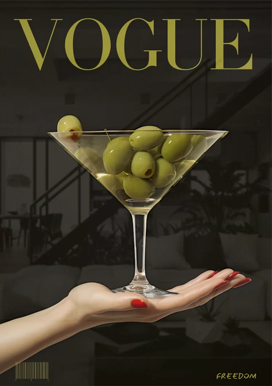 Cocktailglas met groene olijven canvas schilderij aan de muur boven het bed in de slaapkamer