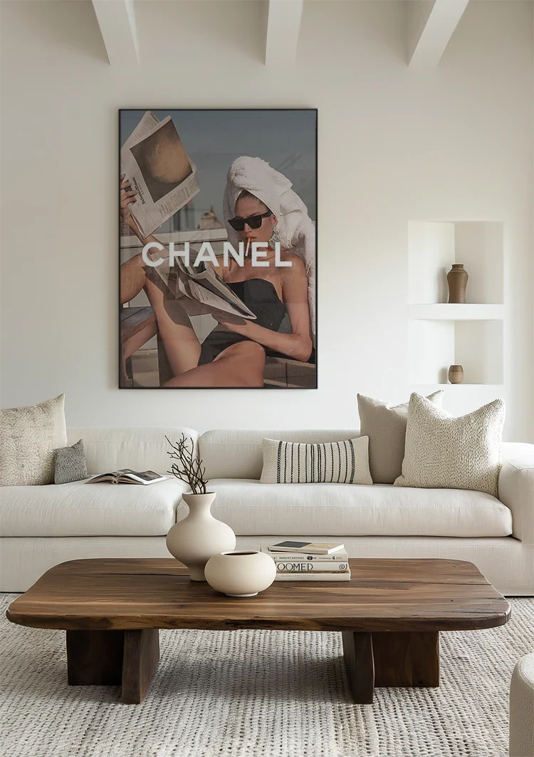 Chanel Vrouw Zonnebril Handdoek Krant Luxe Mode Portret Schilderij