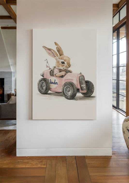 Kaninchen im rosa Vintage Auto Leinwandbild an der Wand im Flur.