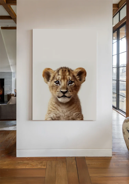 Leeuwenwelp canvas schilderij aan de muur in de hal.