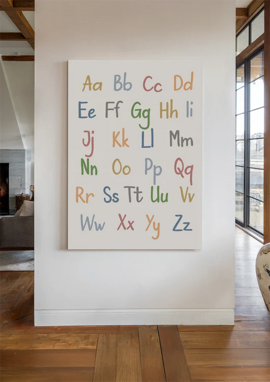 Kleurrijk alfabet canvas schilderij aan de muur boven het bed in de slaapkamer