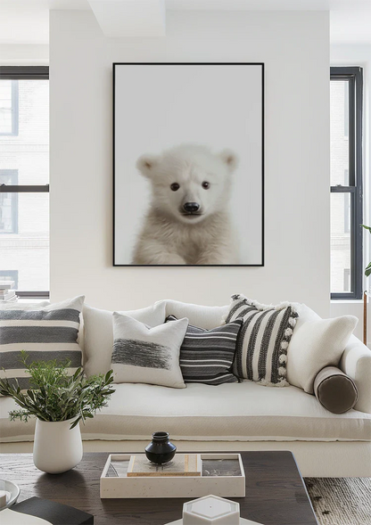 Niedlicher Eisbär-Welpe Flauschiges Weißes Fell Sanfter Blick Porträt-Gemälde