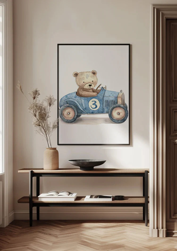 Niedlicher Teddybär Blaues Vintage-Rennauto Kinderzimmer Bild