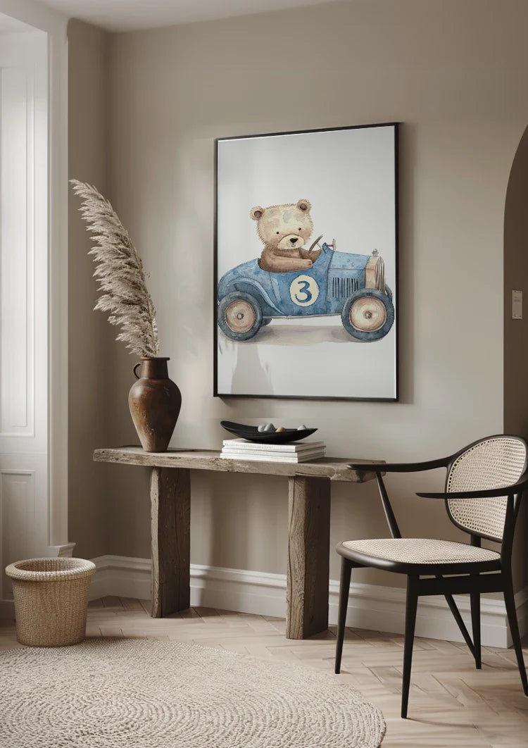 Niedlicher Teddybär Blaues Vintage-Rennauto Kinderzimmer Bild