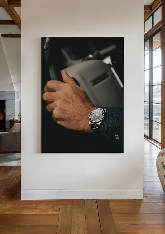 Zakenman met luxe horloge canvas schilderij aan de muur in de hal