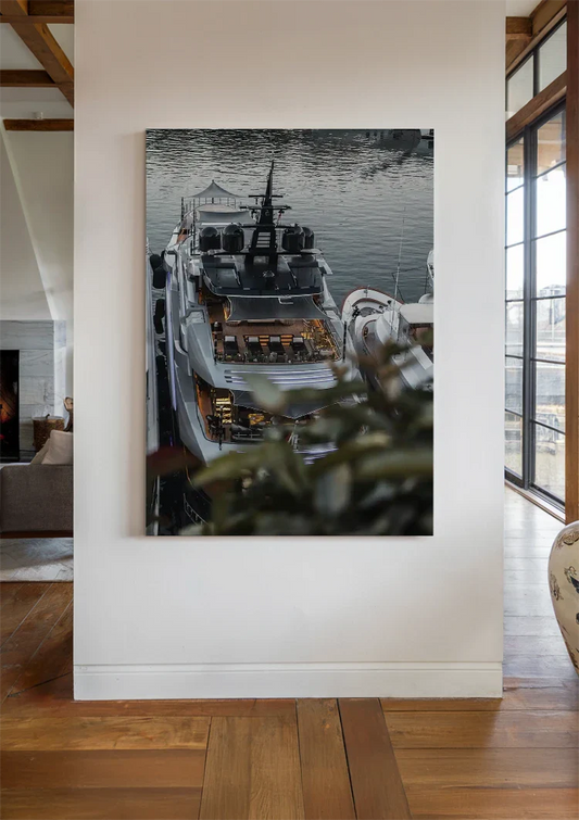Luxe wit jacht canvas schilderij hangt aan de muur in de hal