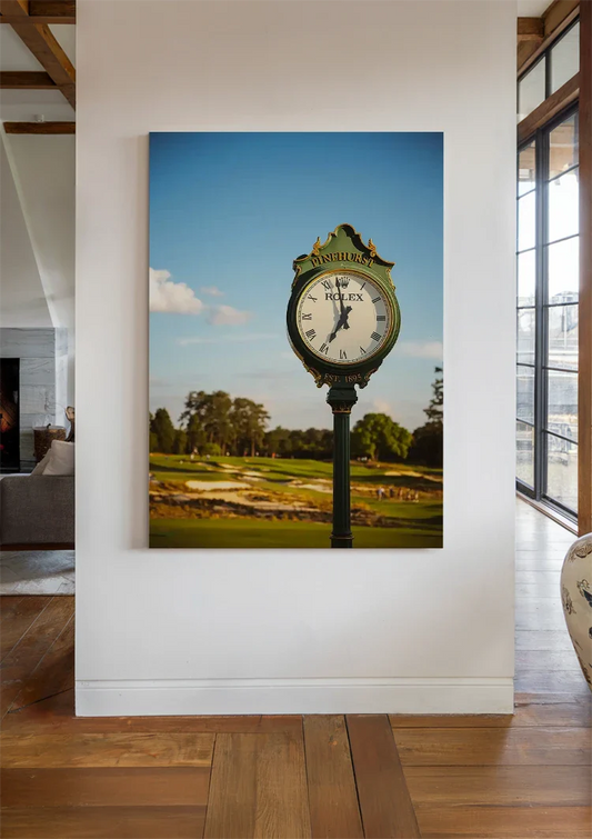 Klassieke klok op een pilaar canvas schilderij hangt aan de muur in de hal