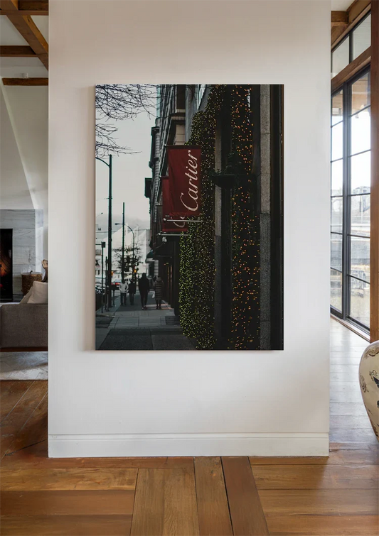 Luxe Winkelstraat met Groene Decoratie Elegante Gevel Canvas Schilderij