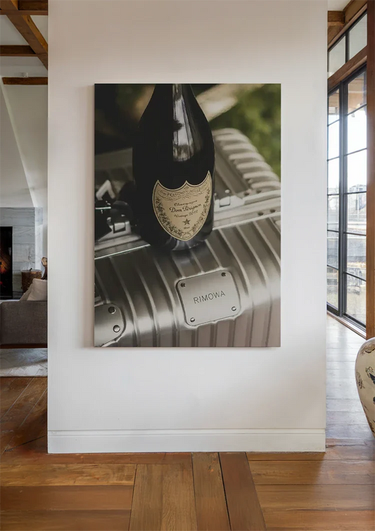 Zilveren koffer canvas schilderij hangt aan de muur in de hal