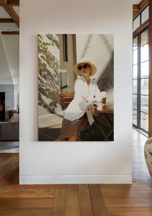 Elegante dame in het wit canvas schilderij hangt aan de muur in de hal