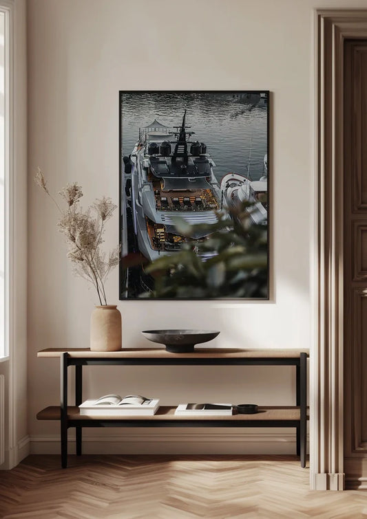 Luxe Witte Jacht Aangemeerd bij Kalm Water Canvas Schilderij
