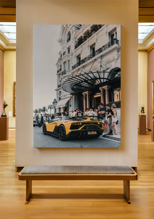 Gelber Lamborghini SVJ Luxushotel Stadtstraße Gemälde