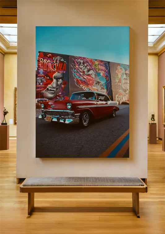 Rode klassieke auto canvas schilderij boven het bed in de slaapkamer.