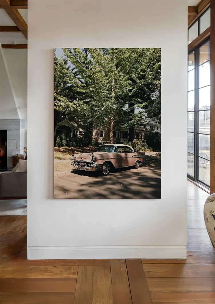 Roze Vintage Auto Onder Groene Bomen Zonnige Straat Schilderij