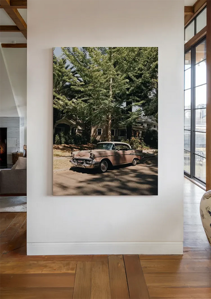 Roze Vintage Auto Onder Groene Bomen Zonnige Straat Schilderij