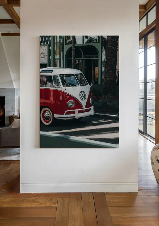 Rode en witte camperbus canvas schilderij aan de muur in de hal