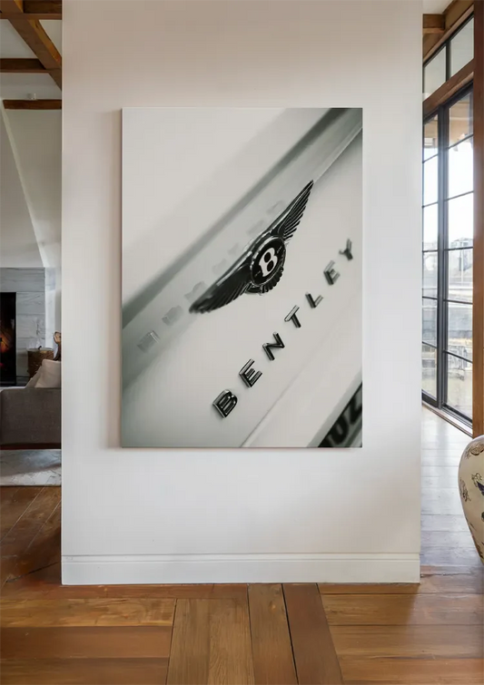 Autoembleem canvas schilderij aan de muur bij de voordeur in de hal