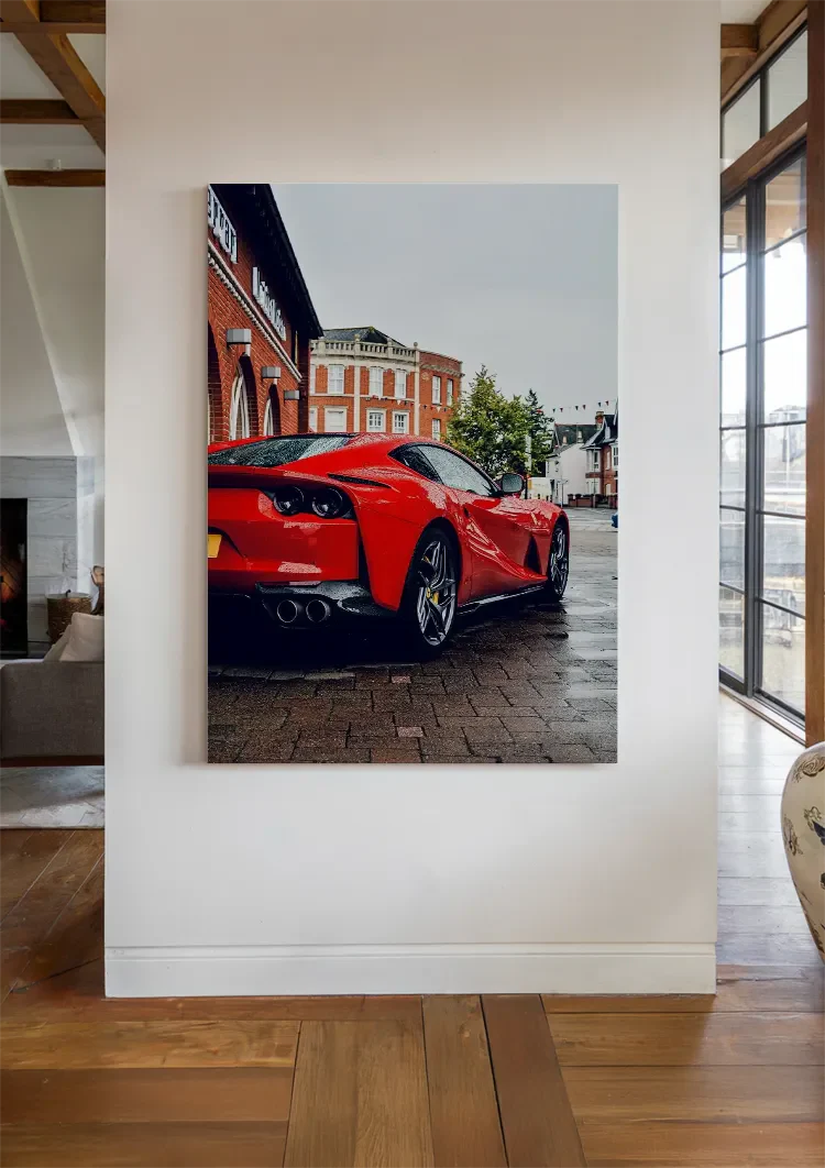Roter Ferrari 812 Superfast Nasse Straße Rückansicht Straßenfotografie Gemälde