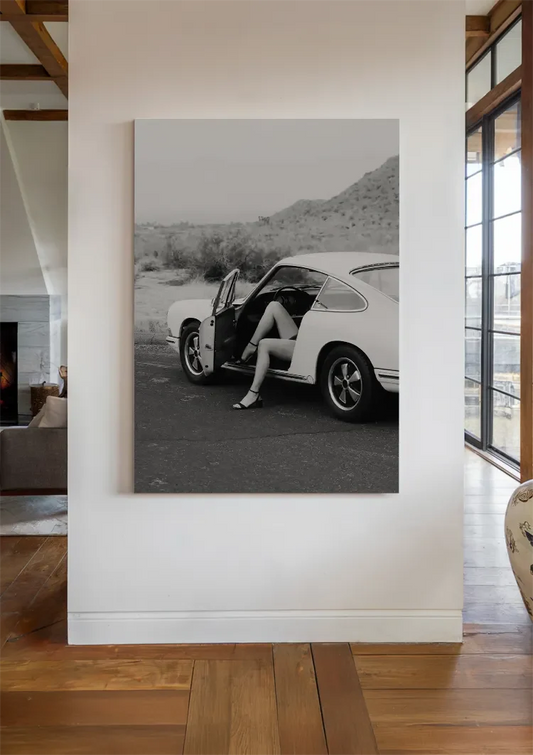 Vrouw bij een sportwagen canvas schilderij aan de muur in de hal.