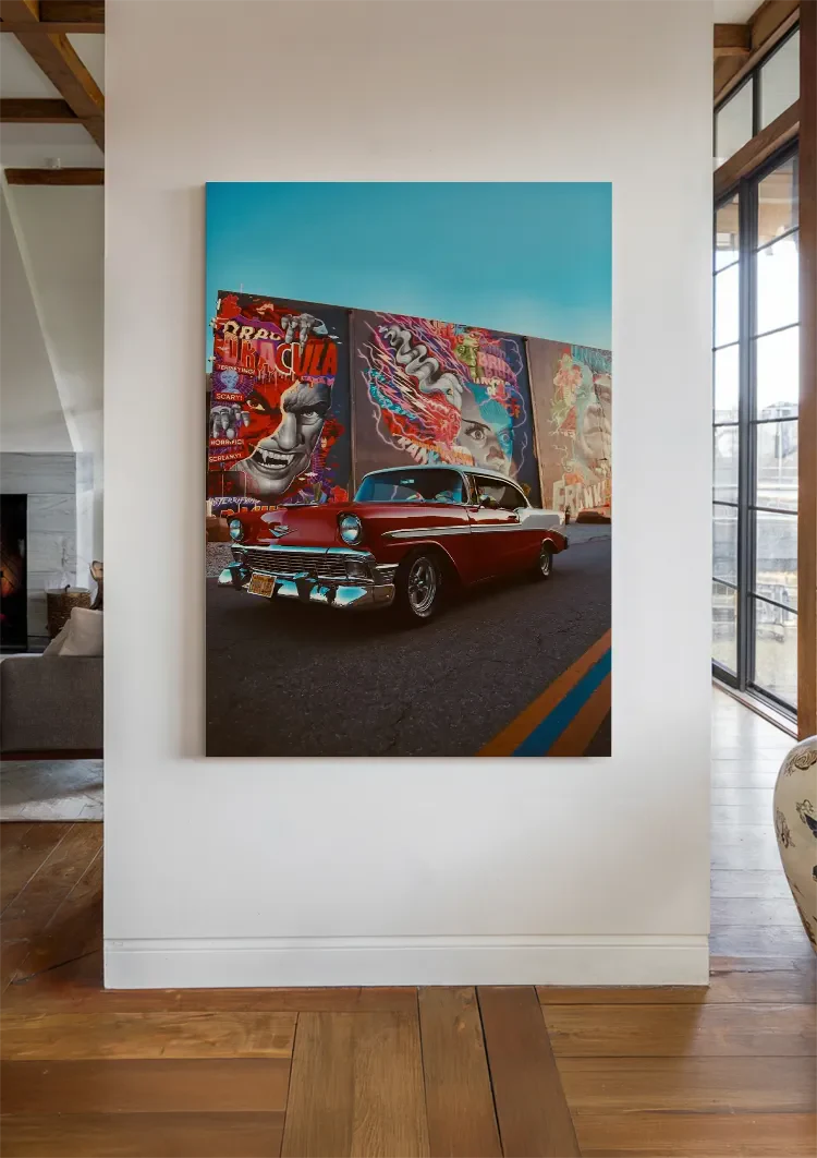 Klassisches rotes amerikanisches Auto Buntes Streetart-Wandgemälde