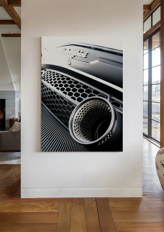 Sportwagen uitlaat canvas schilderij aan de muur in de hal.